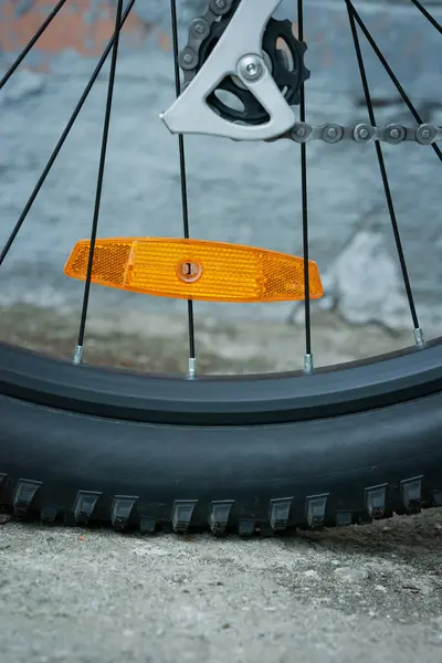 Bisiklet Tekerleğinin Tellerindeki Plastik Turuncu Yansıtıcıya Yakın Plan — Stok fotoğraf