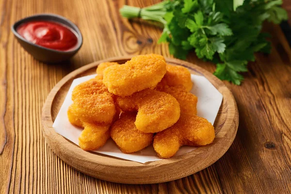 Ahşap bir tabakta taze pişmiş ev yapımı külçeler. Stüdyo görüntüsü yüksek açılı..