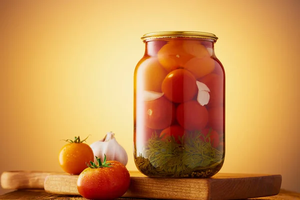 Szklany Słoik Domowej Roboty Marynowanych Pomidorów Świeżych Pomidorów Czosnku Niski — Zdjęcie stockowe