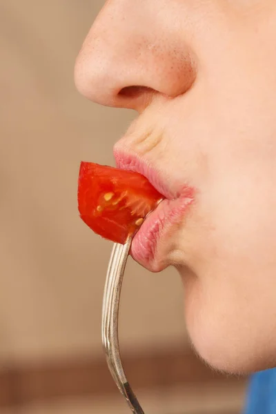 Feche Mulher Caucasiana Feliz Segurando Garfo Mordendo Uma Fatia Tomate — Fotografia de Stock