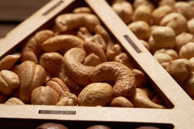 Konteynırdaki fındıklı fındıklı makroyu kapat. Düşük açı görünümü.