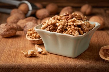 Bir kase kabuklu ceviz çekirdeğinin yakın çekimi. Düşük açı görünümü.