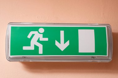 Kapıda tahliye işareti olan bir lambaya yakın çekim..