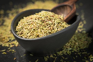 Siyah bir kasede kurutulmuş biberiye. Yakın plan. Düşük açı görünümü.