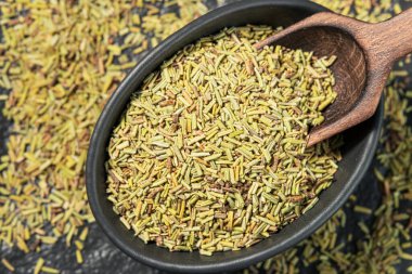 Siyah bir kasede kurutulmuş biberiye. Yakın plan. Üst görünüm.