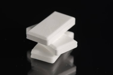 Siyah arkaplanda glikoz dekstroz şekeri yığını. Yakın plan..