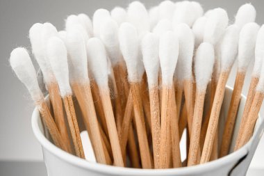 Dekoratif bir kovada bir sürü ahşap pamuklu çubuk. Yakın plan..