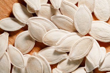 Kabuksuz kabuksuz büyük bir balkabağı çekirdeği grubuna yakın çekim. Üst görünüm.