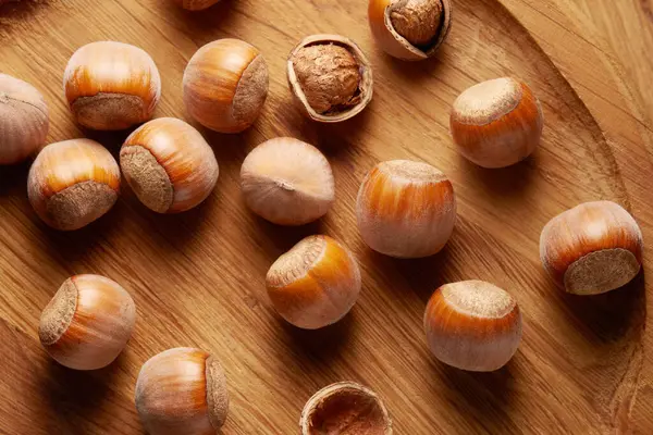 Ahşap bir arka planda kabuksuz fındık grubu. Üst Manzara. Stüdyo çekimi.