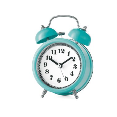 Beyaz arkaplanda klasik tarzda izole edilmiş çalar saat. Düşük açı görünümü.