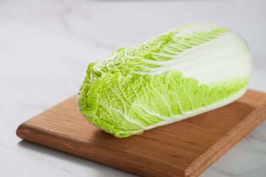 Tahta kesme tahtasındaki çiğ Çin lahanası. Yakın plan..