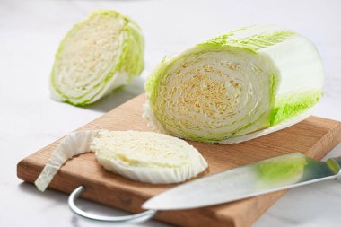 Çin lahanası kesme tahtasıyla parçalara ayrılmış. Yakın plan..