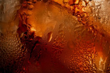 Buz küplü bir bardak kolayla duvardaki damlacıklar. Makro çekim.