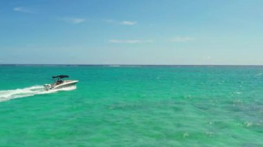 Hint Okyanusu 'nun sularını keşfeden bir motorlu teknenin görüntüsü..