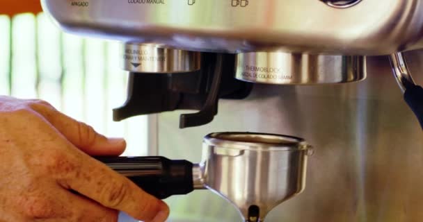 エスプレッソマシンを用意してコーヒーを淹れる者 — ストック動画