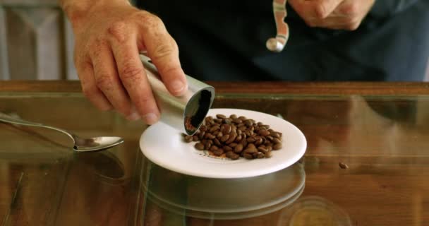 Zeitlupenvideo Von Mann Der Gepuderten Kaffee Auf Einen Teller Streut — Stockvideo
