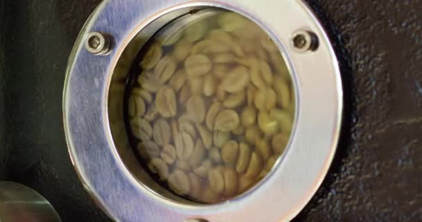 Kávépörkölő Gép Nyers Zöld Kávébabbal Benne — Stock videók