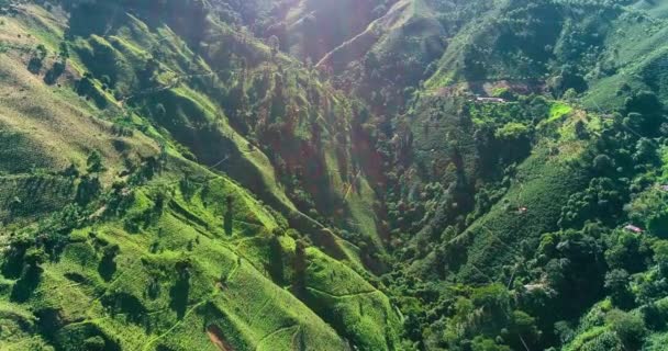 Vista Del Dron Dos Verdes Montañas Con Estrecho Valle Que — Vídeos de Stock