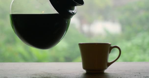 Nahaufnahme Zeitlupenvideo Des Einfüllens Von Kaffee Aus Einer Gläsernen Kaffeekanne — Stockvideo