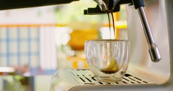 用浓缩咖啡机煮咖啡 — 图库视频影像