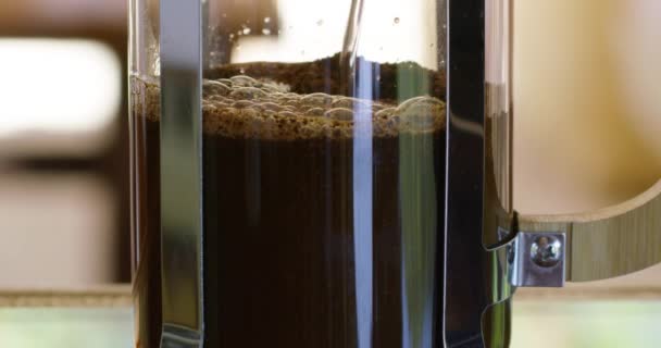 热开水倒入玻璃瓶中的褐色碎咖啡中 — 图库视频影像