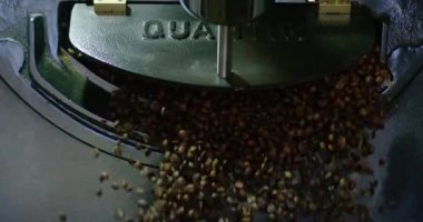Kızartma makinesinden düşen yüksek miktarda kahve telvesi..