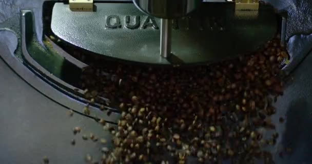 Stabilne Ujęcie Dużej Ilości Ziaren Kawy Spadających Pieca — Wideo stockowe