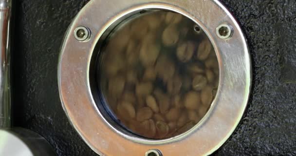 Koffiebranderraam Met Naar Binnen Bewegende Koffiebodems — Stockvideo