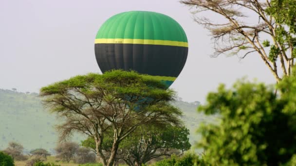 Stetige Aufnahme Zeigt Einen Heißluftballon Der Langsam Himmel Schwebt — Stockvideo