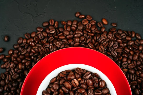Пластинка Белой Чашкой Красной Тарелке Заполненной Жареными Кофейными Бобами Черном Лицензионные Стоковые Изображения