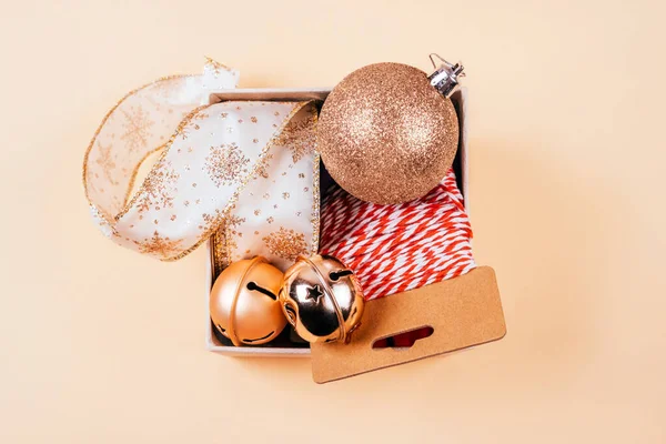 光沢のある泡 装飾リボン ツインストリングロープとジングルベルの完全なギフトボックスとクリスマスのフラットレイ ロイヤリティフリーのストック画像
