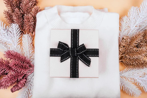 Kerst Flatlay Met Gezellige Witte Trui Geschenkdoos Met Zwart Lint Stockfoto