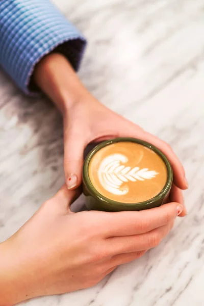 Руки Женщины Держат Зеленую Чашку Кофе Красивым Искусством Латте Фоне Стоковое Фото