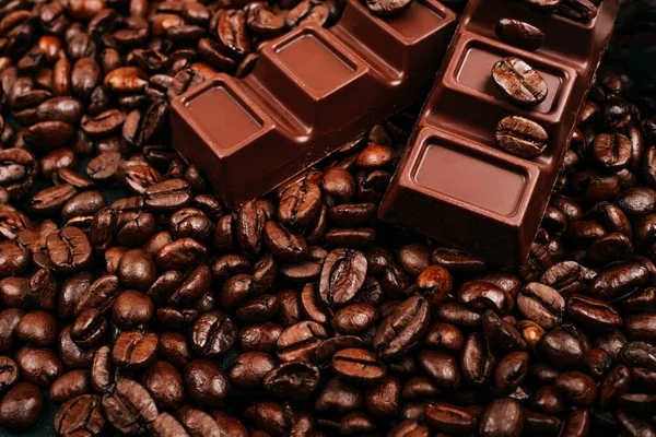 Плоский Уголок Жареными Кофейными Зёрнами Молочным Шоколадом Черном Бетонном Фоне Лицензионные Стоковые Изображения