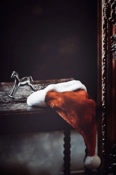 Εποχιακή Χριστουγεννιάτικη Σκηνή Διακοπών Καπέλο Santa Και Κουνιστό Αλογάκι — Φωτογραφία Αρχείου