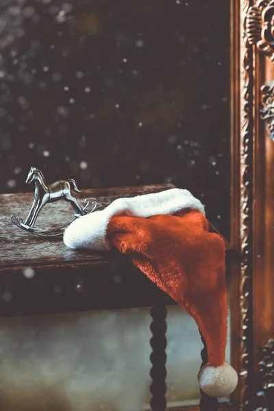 素朴なテーブルの上にサント帽子とロッキング馬と伝統的なクリスマスの休日のシーン — ストック写真