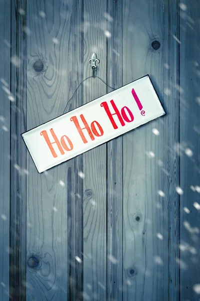 Caindo Neve Sobre Uma Porta Madeira Com Sinal Natal — Fotografia de Stock