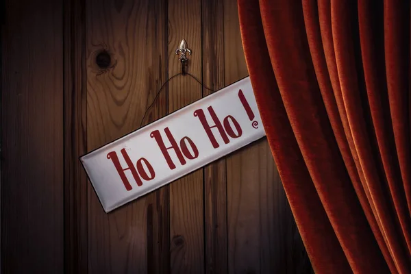 カーテン付きのドアにかかってクリスマスのほほほサイン — ストック写真