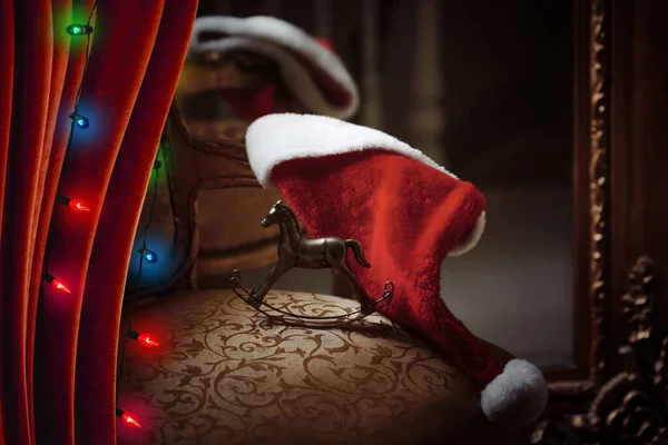 Χριστουγεννιάτικη Σκηνή Διακοπών Καπέλο Santa Στην Καρέκλα Εικόνα Αρχείου