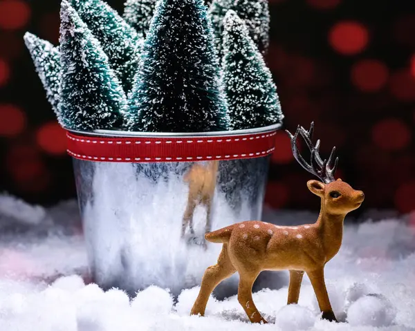 Rentierfigur Mit Weihnachtsbäumen Und Schnee Stockbild