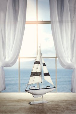 Vitrindeki oyuncak yelkenli.