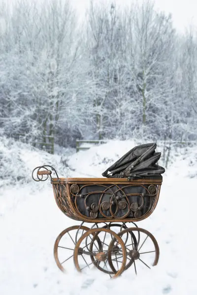 Antik Viktoriansk Barnvagn Snöigt Landskap Royaltyfria Stockfoton