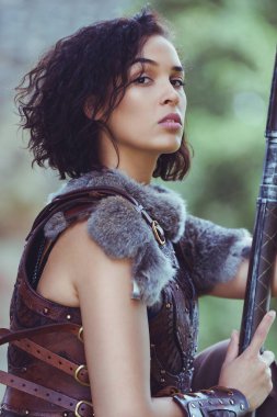 Kostüm savaşındaki savaşçı prenses. 