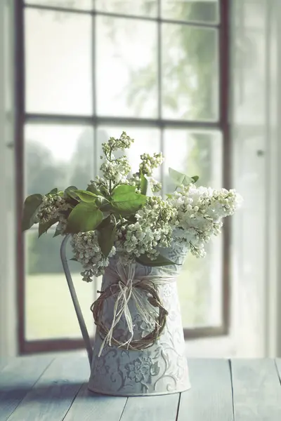 Çiftlik Evindeki Mutfak Masasında Taze Toplanmış Beyaz Leylak Çiçekleri Stok Fotoğraf