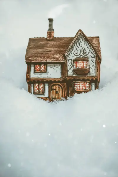 Μικρό Κεραμικό Εξοχικό Σπίτι Στο Χιόνι Εικόνα Αρχείου