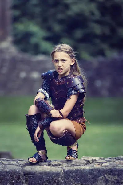 Πολεμιστής Cosplay Κορίτσι Έναν Τοίχο Στο Μεσαιωνικό Έδαφος Εικόνα Αρχείου