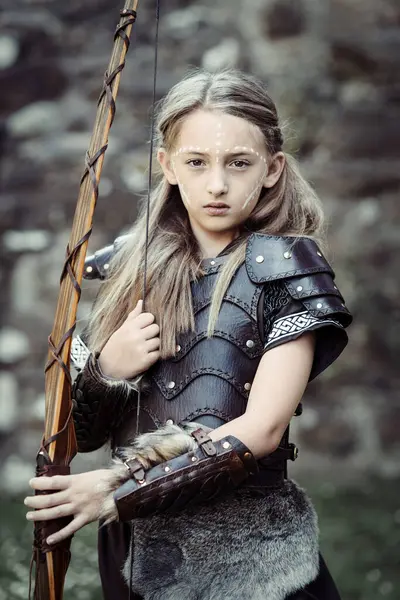 Κορίτσι Μεσαιωνική Στολή Φιόγκο Εικόνα Αρχείου