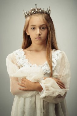 Kraliyet tacı takan genç bir kızın portresi
