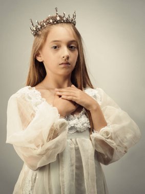 Kraliyet tacı takan genç bir kızın portresi