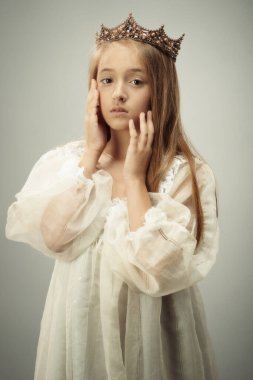 Bir taç giyen genç kız 